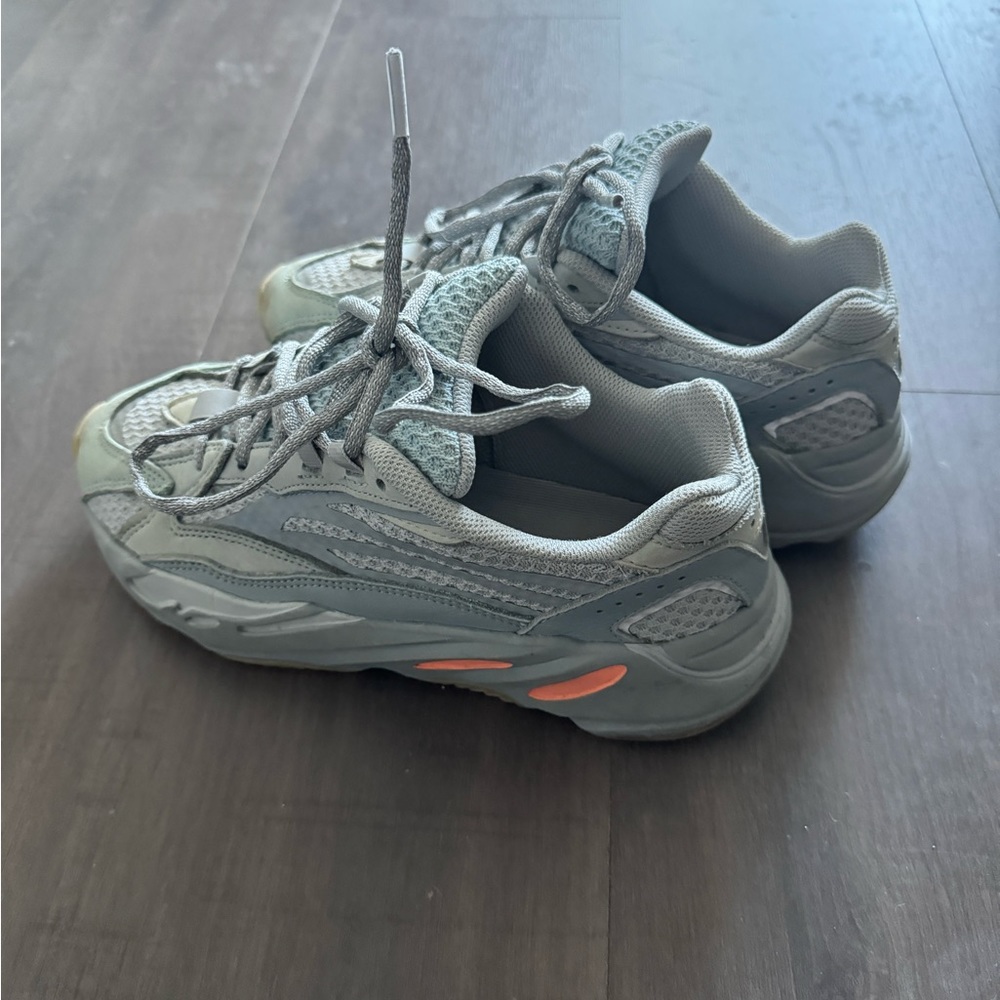 adidas yeezy boost 700 V2